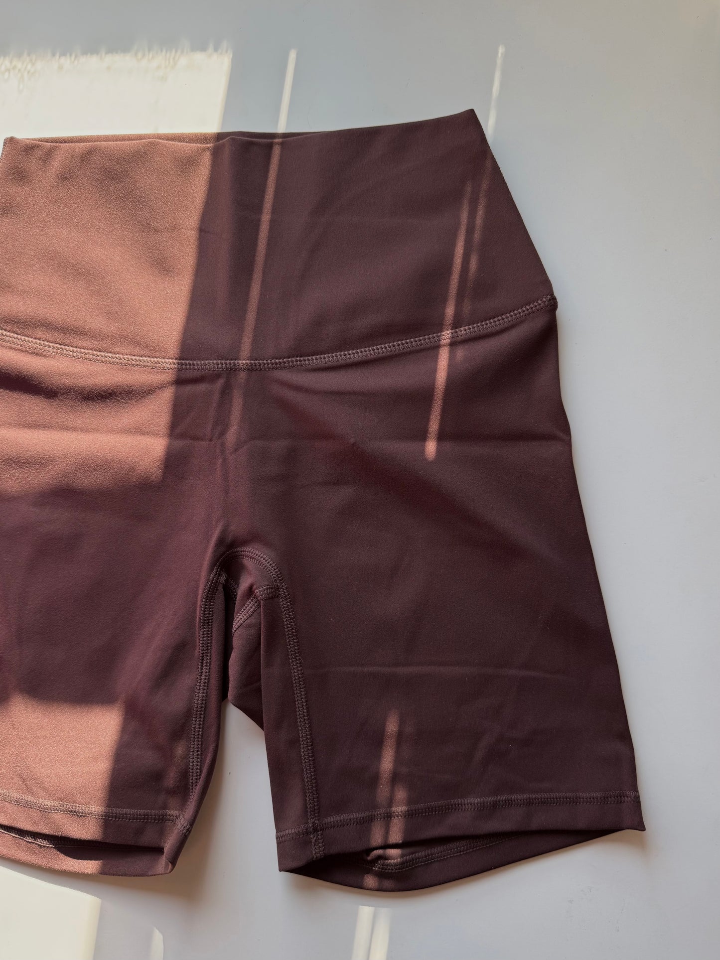 Short Biker Isa Café Oscuro